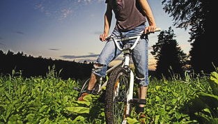 开云体育app-世界青少年极限自行车赛在云南火热开赛，青少年山地自行车比赛视频