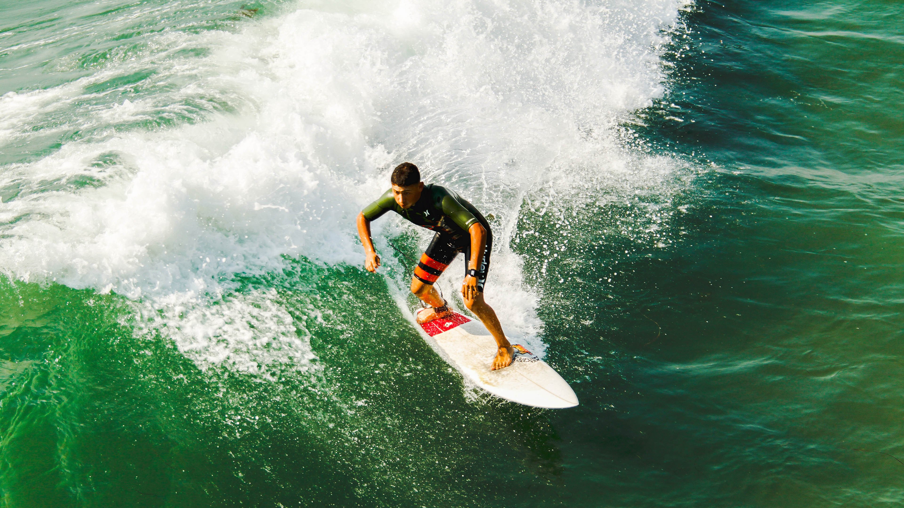 世界青少年雪地徒步挑战赛在东北热情开跑，雪地徒步穿越
