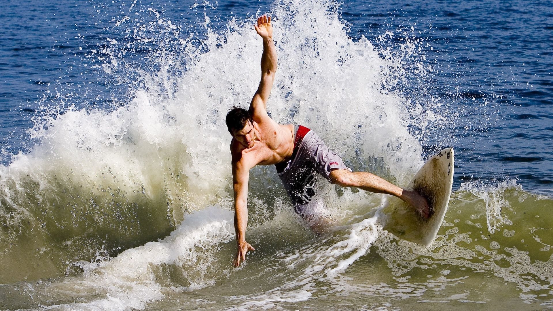 “沙滩赛场再度开战，手球与合球带来极限对抗”